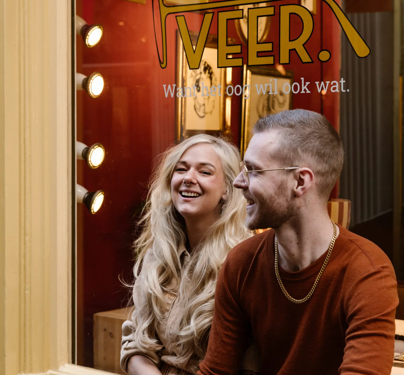 Drukke stadsstraat met voetgangers en winkels.